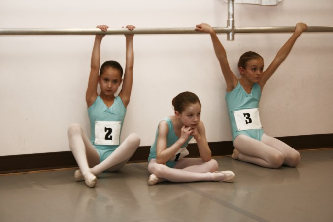 InesAbbyCeliaDansent-softglow